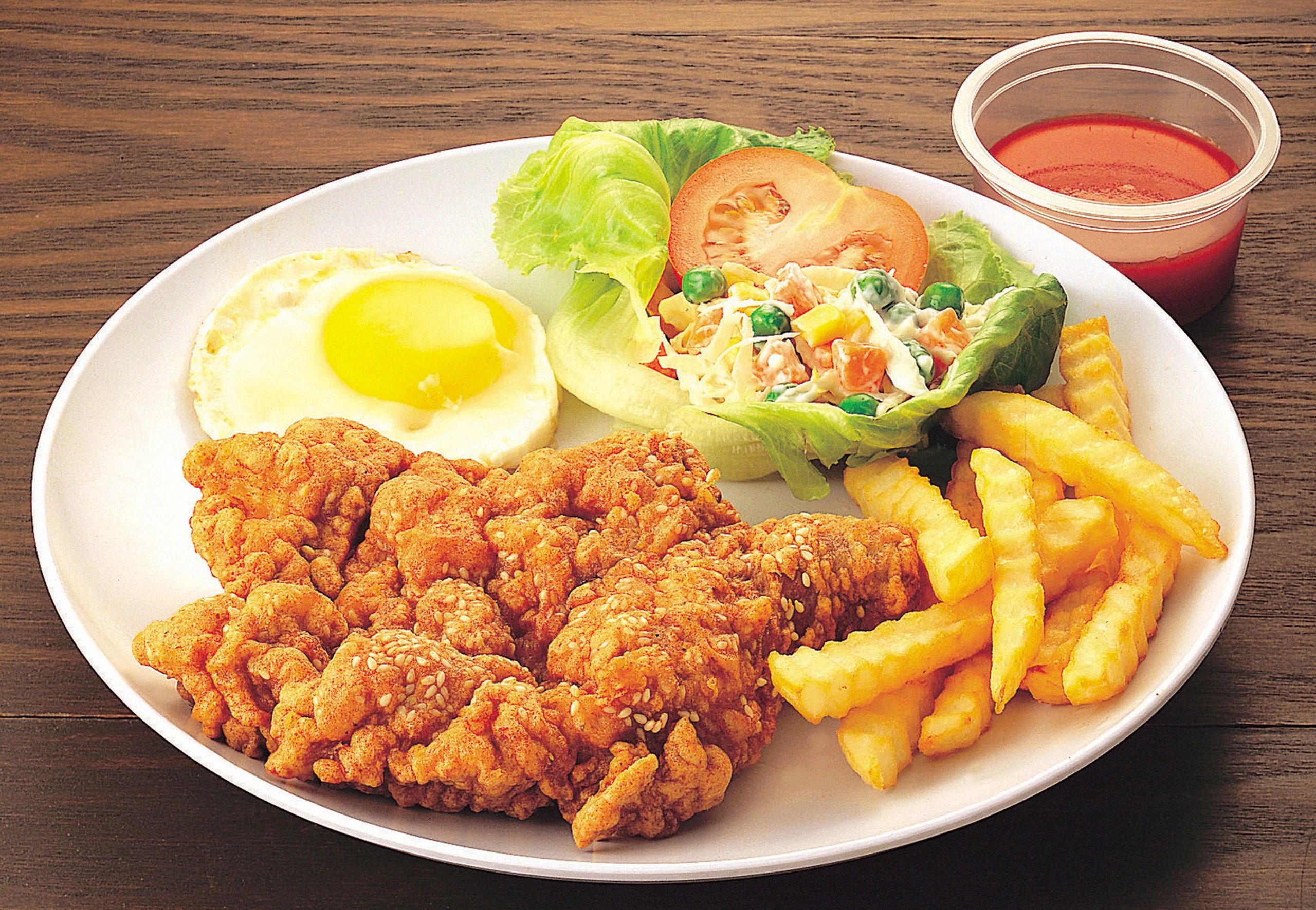 Crispy chicken with fries and beans